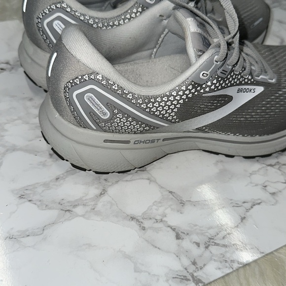 Brooks women’s Athletic Gray Ghost Sneakers size 8 - Picture 2 of 9